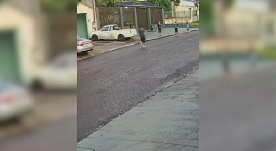Câmera flagra motorista mostrando o pênis para crianças antes de atropelar mulher