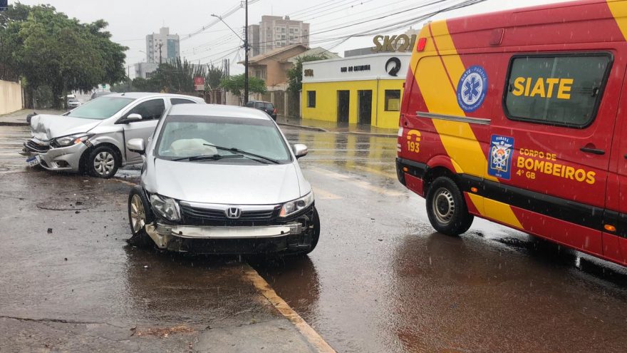 Jovem de 23 anos fica ferida após colisão entre carros no Centro