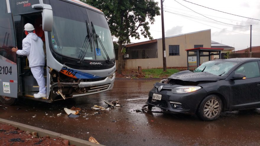 Carro e ônibus se envolvem em colisão frontal no Brasmadeira