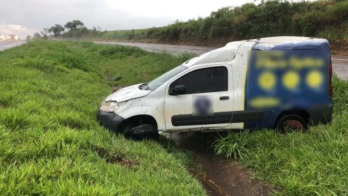 Utilitário capota na rodovia BR-163 entre Cascavel e Toledo Imagem referente a Utilitário capota na rodovia BR-163 entre Cascavel e Toledo