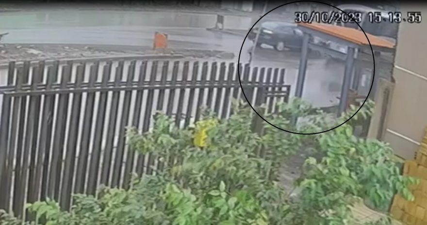 Câmera registra acidente entre ônibus e carro em que três pessoas ficaram feridas