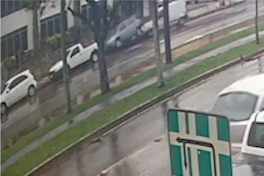 Câmera flagra acidente de trânsito na Av. Barão do Rio Branco