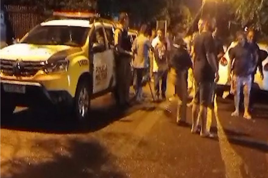 Vídeo mostra homem sendo agredido com facão depois de ser flagrado invadindo obra e residências no Interlagos