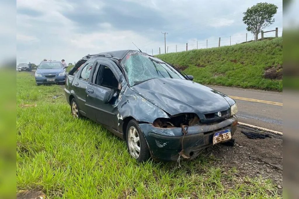 Duas pessoas ficam feridas após capotamento na Rodovia do Milho