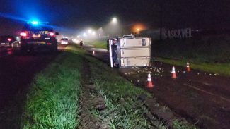 Caminhão tomba na BR-277 e passageiro morre após ser ejetado