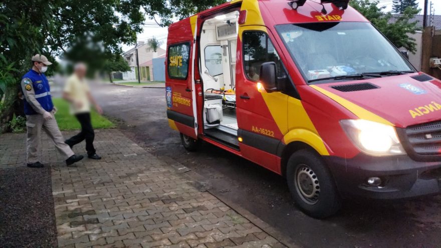Idoso é socorrido pelo Siate após passar mal e cair no banheiro