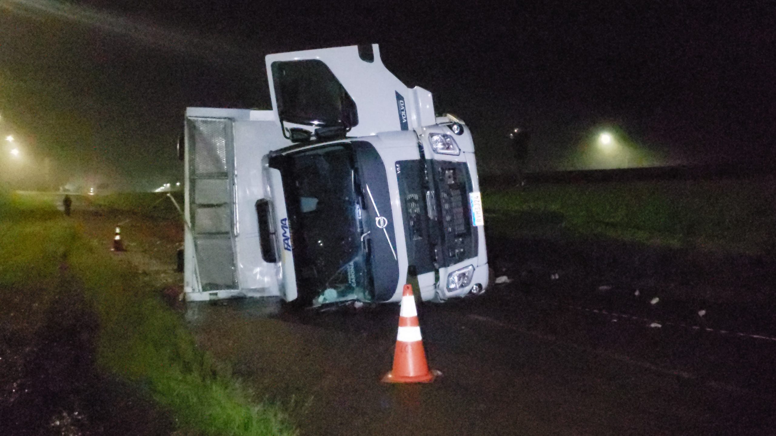 Caminhão sai da pista na BR-277, tomba e motorista morre em acidente, no PR  