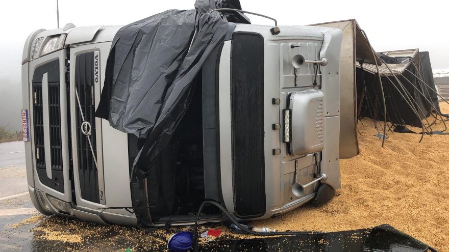 Carreta tomba em acidente na rodovia BR-163, em Santa Maria