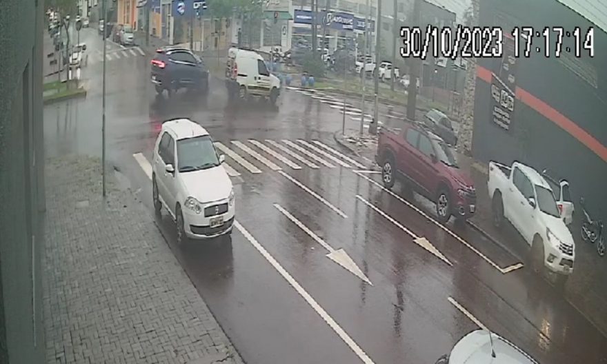 Câmera mostra colisão entre quatro veículos na Rua Paraná