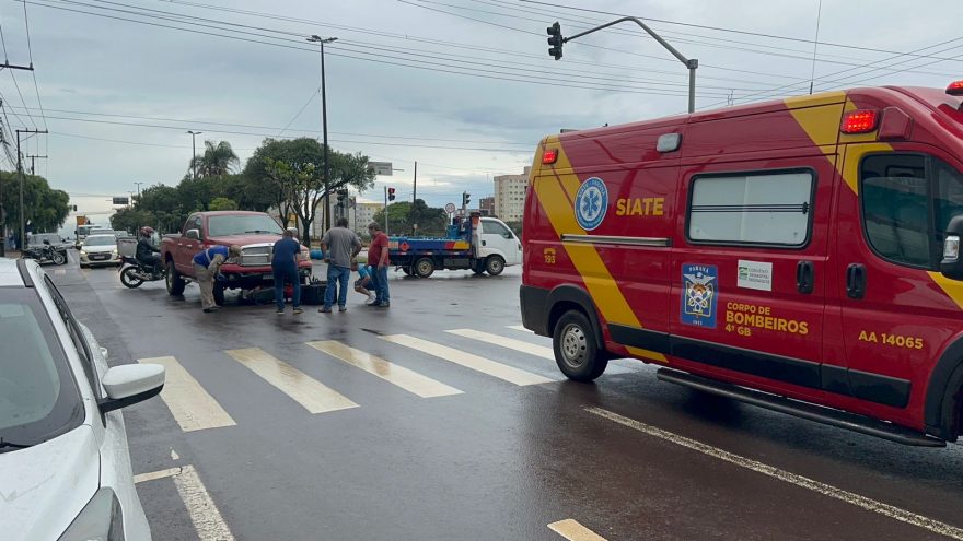 Moto vai parar embaixo de caminhonete após acidente na Avenida Barão do Rio Branco