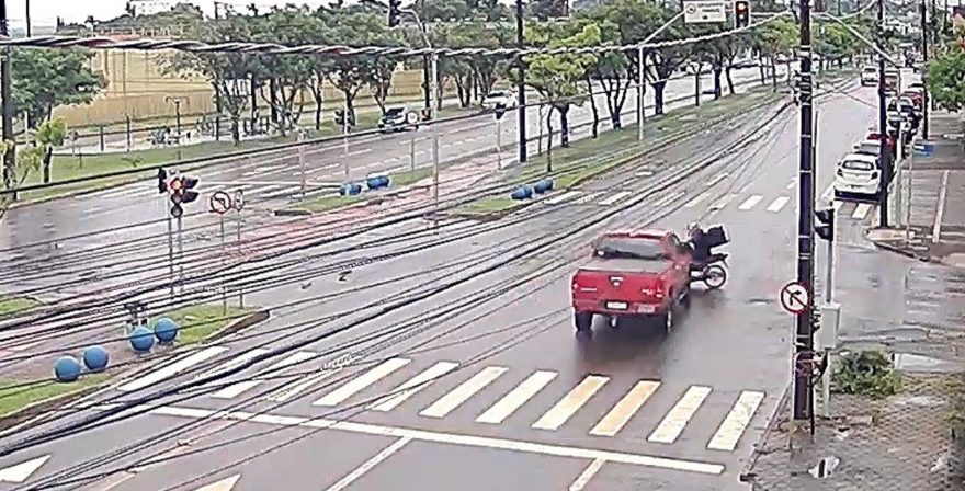 Câmeras flagram acidente entre moto e caminhonete na Avenida Barão do Rio Branco