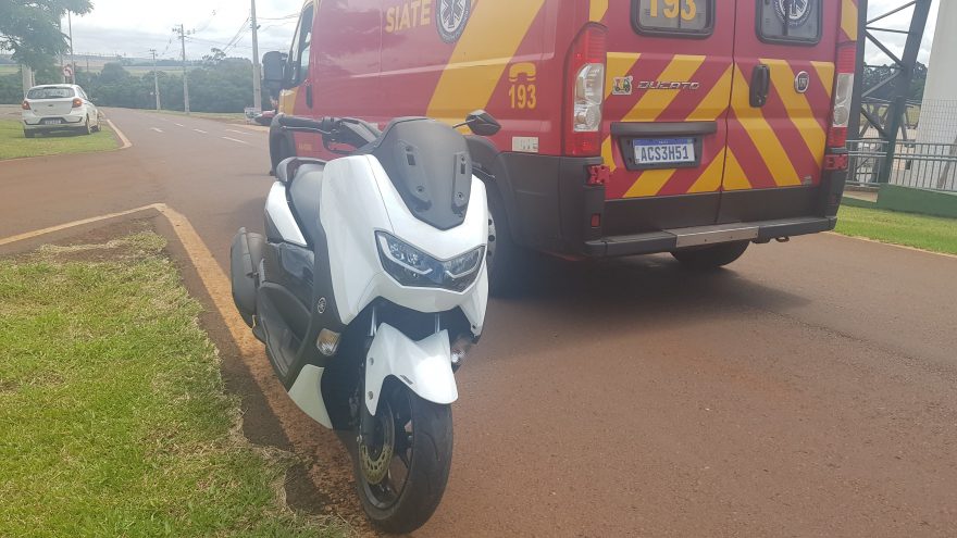 Mulher fica ferida ao sofrer queda de motocicleta na Estrada do Aeroporto