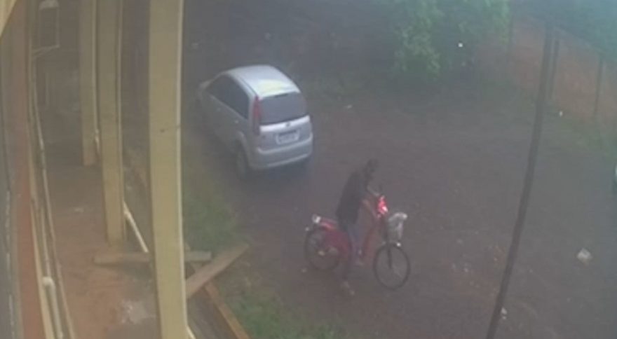Câmera flagra furto de bicicleta elétrica no Centro