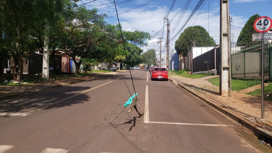 Moradores do Alto Alegre fazem alerta para fiação solta na Rua Maranhão