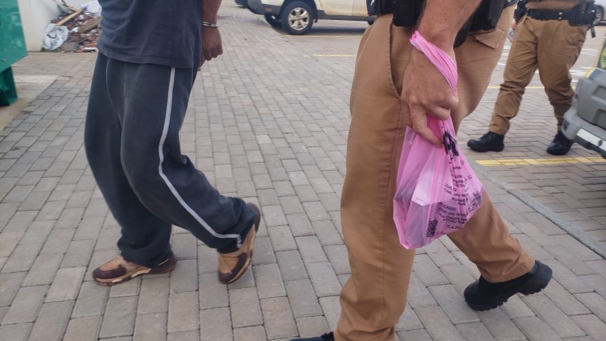 Cheiroso! homem é preso após furtar três desodorantes de supermercado