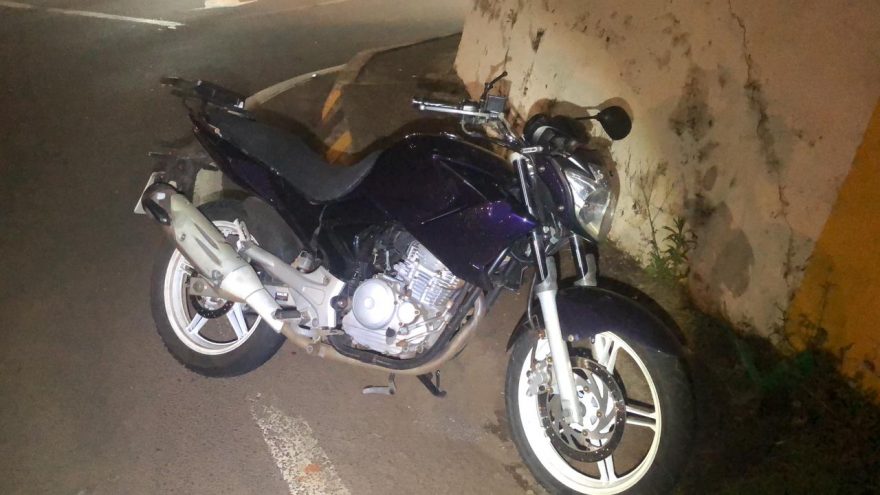 Motociclista fica ferido em acidente no Trevo do 14 de Novembro