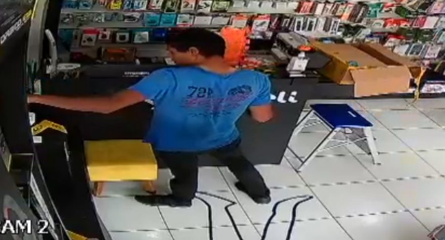 Câmera registra furto de dois Iphones em loja no Neva