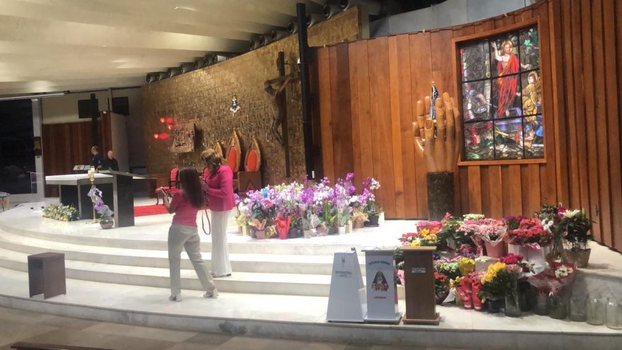 Cascavel Rosa realiza 2ª Missa na Luta Contra o Câncer na Catedral