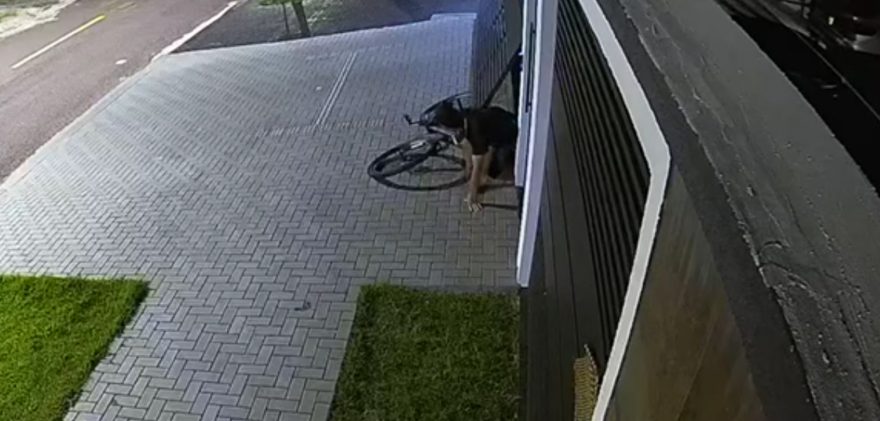 Câmeras registram furtos de três bicicletas no Santos Dumont