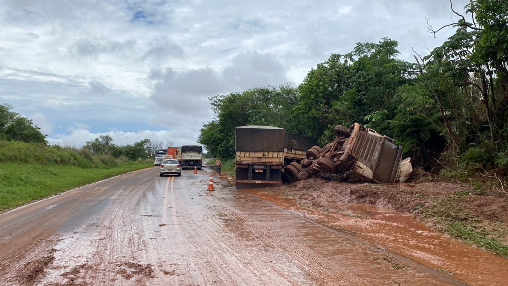 Com água e lama na pista, caminhão aquaplana e tomba na PR-486