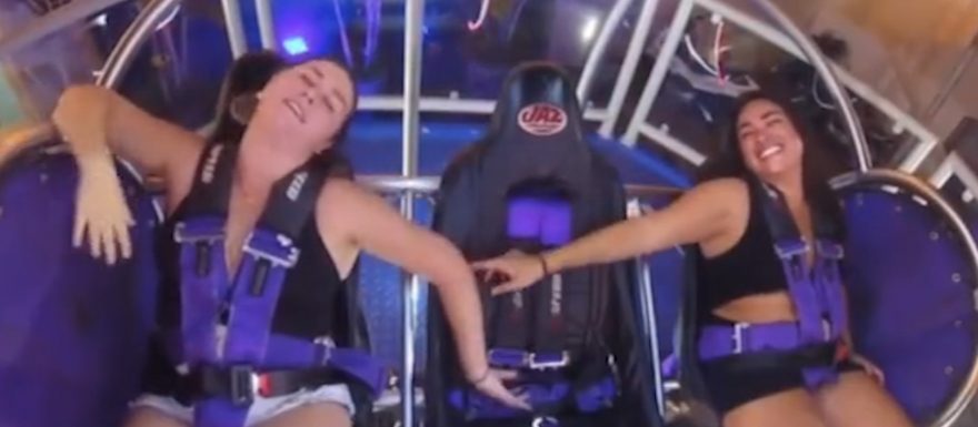 Jovem desmaia 12 vezes em dois minutos em brinquedo que imita um estilingue gigante; veja vídeo