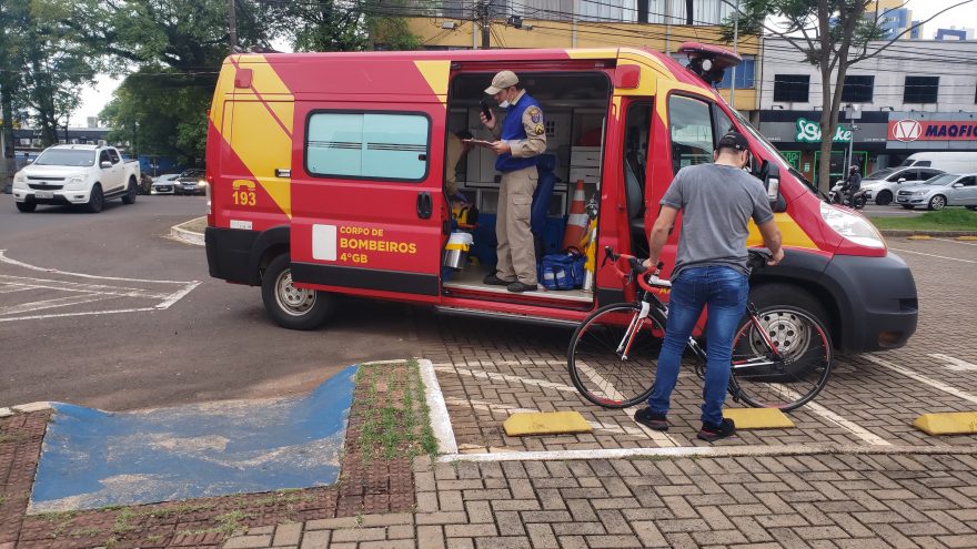 Ciclista fica ferido em acidente na Avenida Brasil com a Rua Pio XII