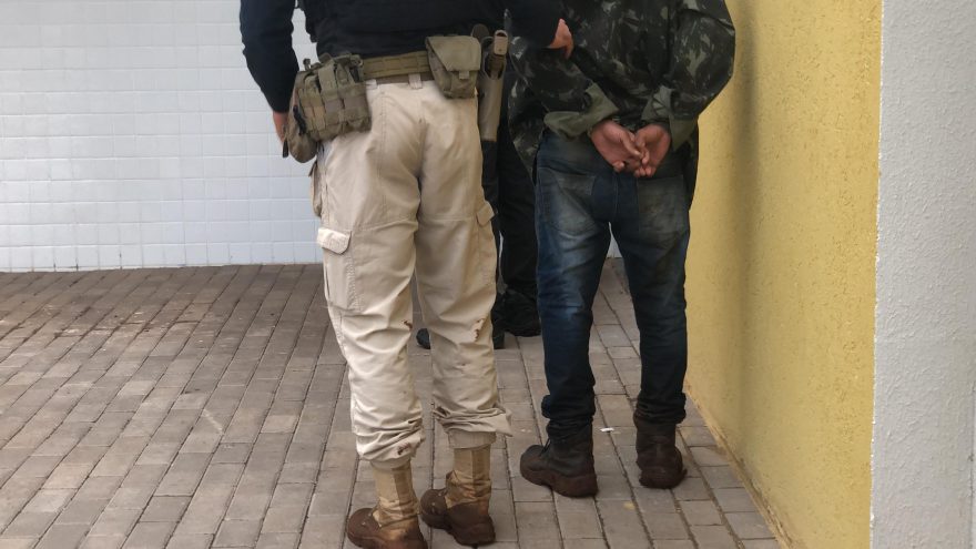 Ladrão furta arma em propriedade rural mas, na fuga, se depara com PRF e acaba preso