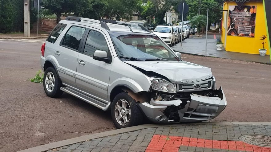 Colisão entre EcoSport e Cruze é registrada no Centro