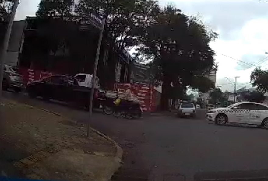 Vídeo mostra moto atingindo traseira de carro parado em congestionamento
