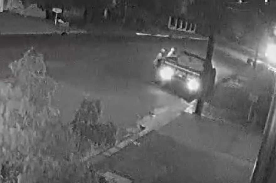 Vídeo mostra ladrões arrombando e furtando caminhonete F-1000