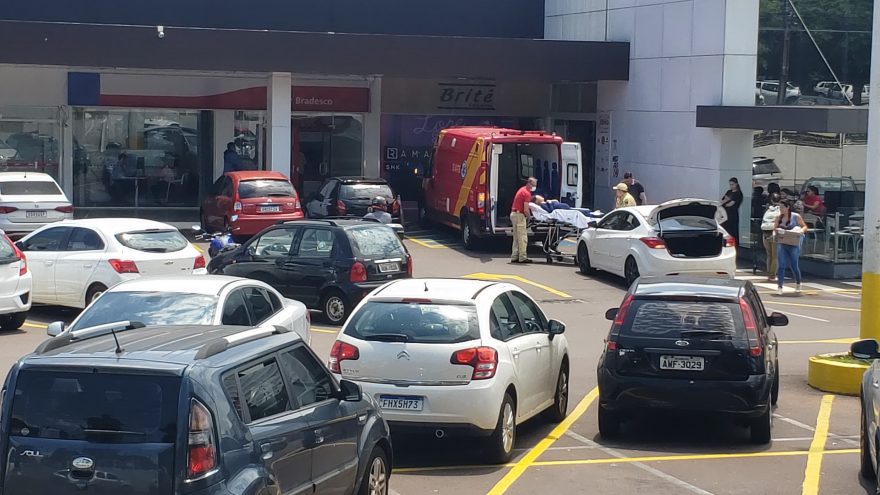 Gestante é socorrida pelo Siate após sofrer queda em supermercado