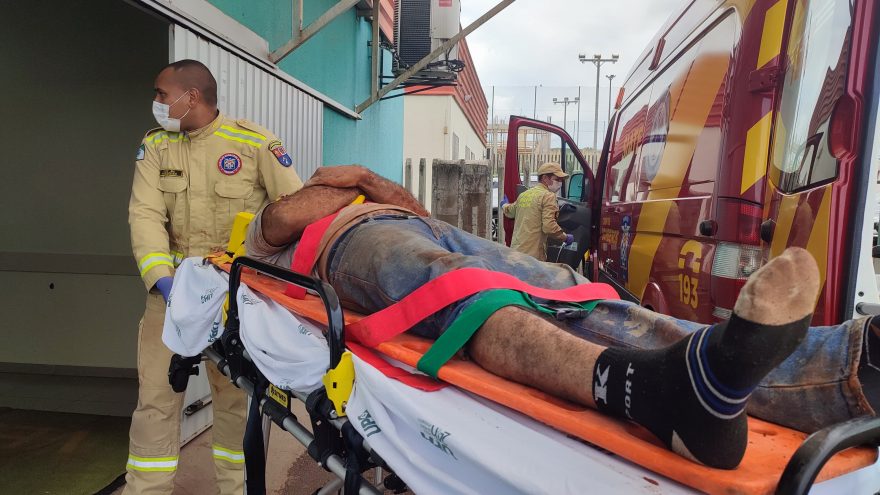 Bombeiros atendem vítima de queda de plano elevado em fazenda às margens da BR-277