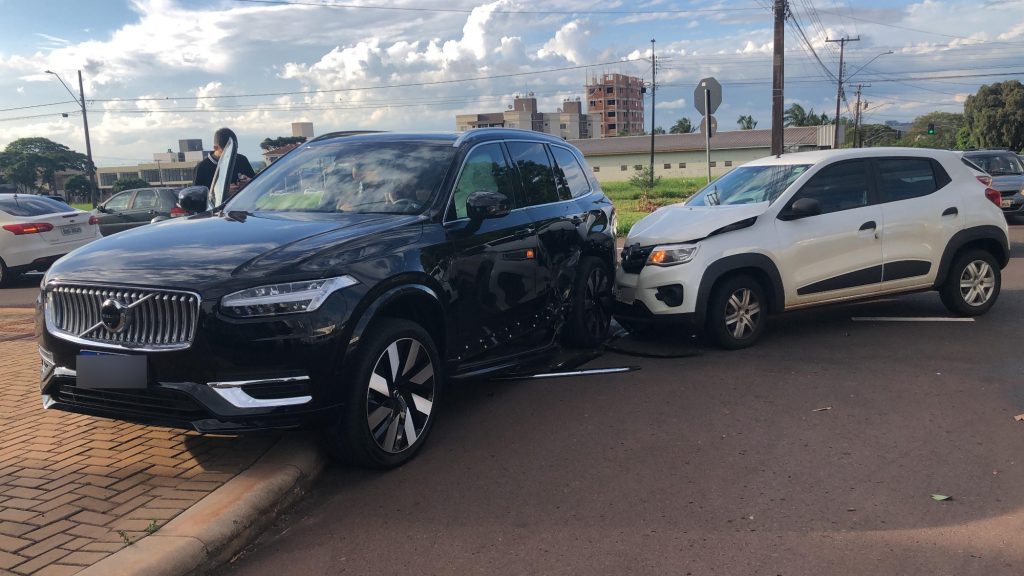 Volvo e Kwid se envolvem em acidente na esquina das ruas Presidente Kennedy e Flamboyant