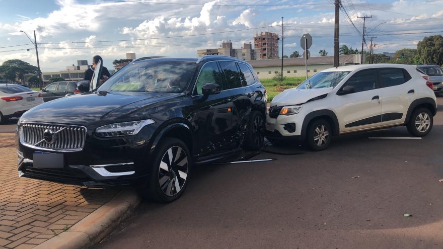 Volvo e Kwid se envolvem em acidente na esquina das ruas Presidente Kennedy e Flamboyant