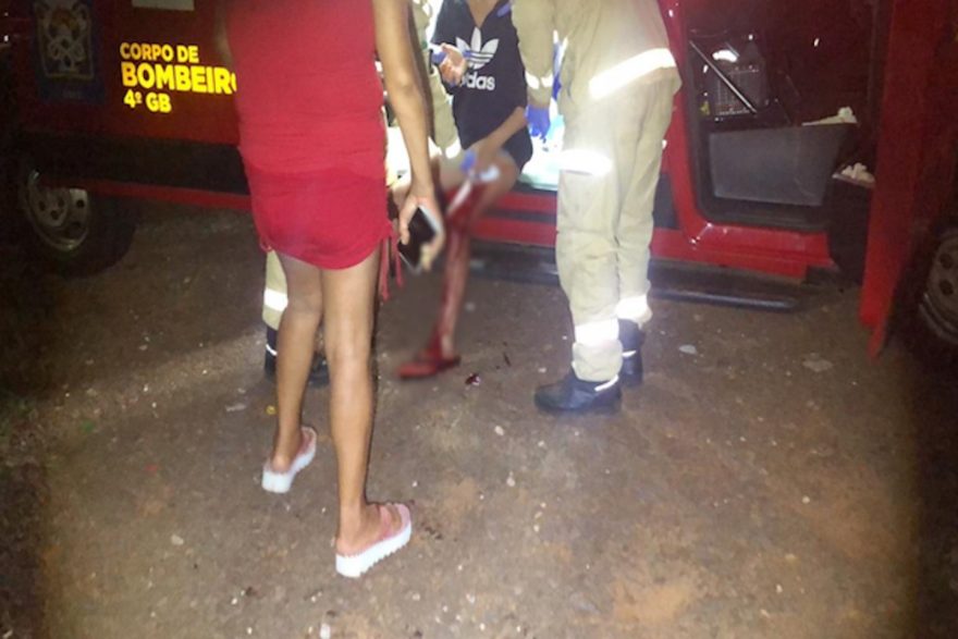 Vítima de ferimento por arma branca é socorrida na Av. Corbélia