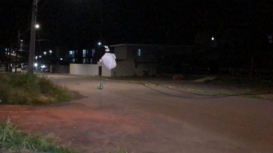 Moradores sinalizam fios com sacolinhas para evitar acidentes no Santo Inácio