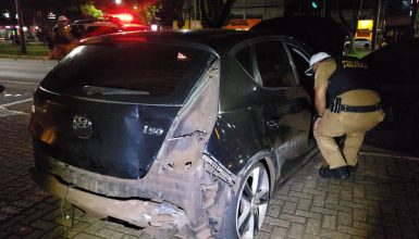 Imagem referente a Após racha, veículo bate em BMW estacionado e motorista abandona carro que acaba guinchado pela PM