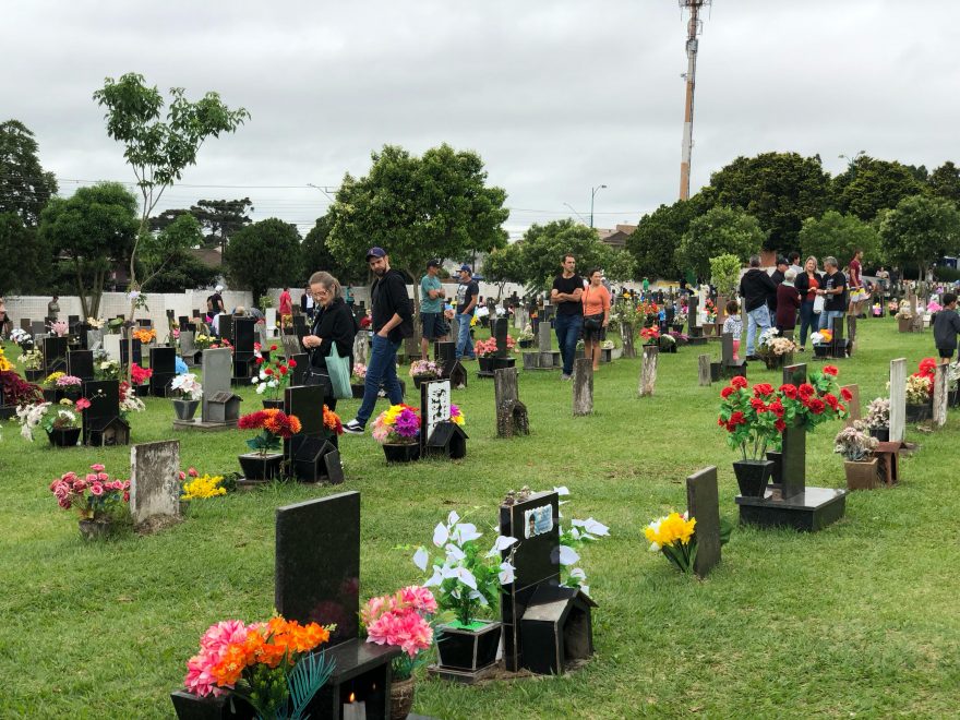 Homenagens aos finados são realizadas no Cemitério São Luiz