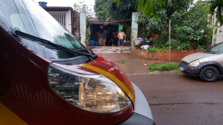 Jovem é socorrido após ser agredido por ocupantes de veículo na Rua Aristóteles