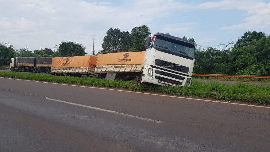 Condutor perde o controle e carreta sai da pista na BR-163