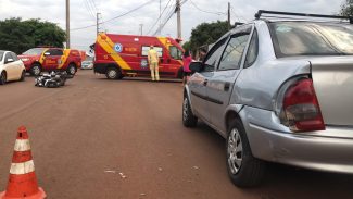 Motociclista sofre traumatismo craniano grave ao colidir em veículo estacionado