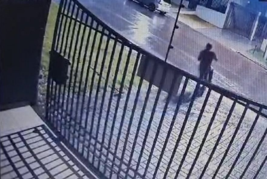 Ladrão rouba bicicleta elétrica e escadas no Cancelli