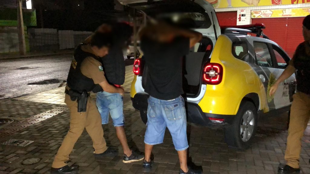 Dupla suspeita de arrombar farmácia é detida com crack no Centro