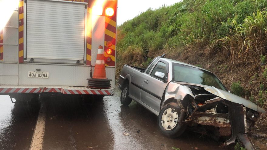 Saveiro aquaplana na rodovia BR-163 e bate contra barranco