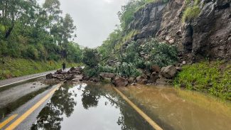 Desmoronamento de pedras deixa rodovia PR-182 parcialmente interditada