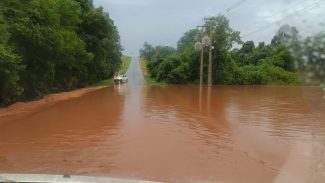 Rodovia PR-281 é interditada após alagamento da pista entre Santa Izabel do Oeste e Salto do Lontra