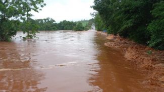 Rio transborda e rodovia PR-495, entre Missal e Medianeira é interditada