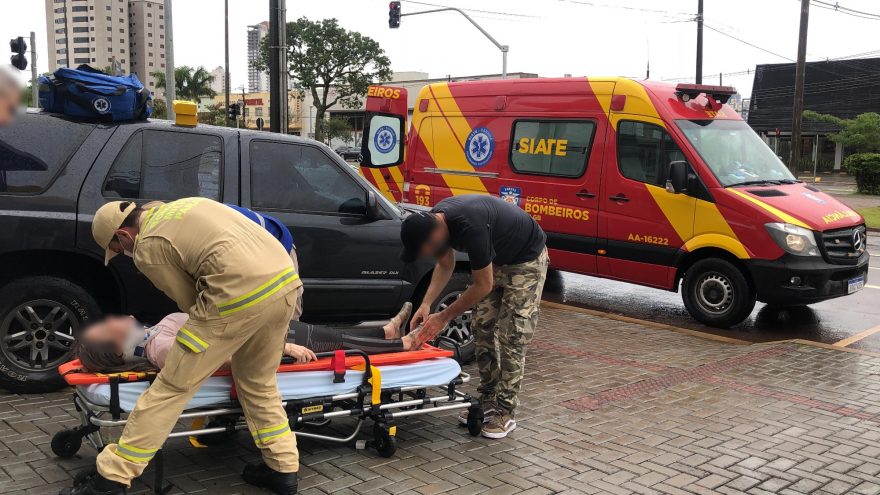 Forte acidente entre BMW e Corolla deixa mulher ferida na Avenida Tancredo Neves