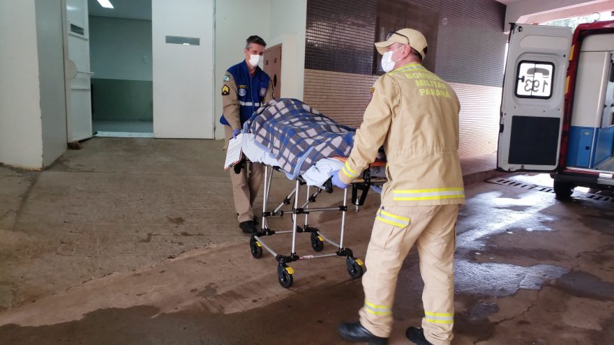 Idosa bate a cabeça ao sofrer queda no Santa Felicidade