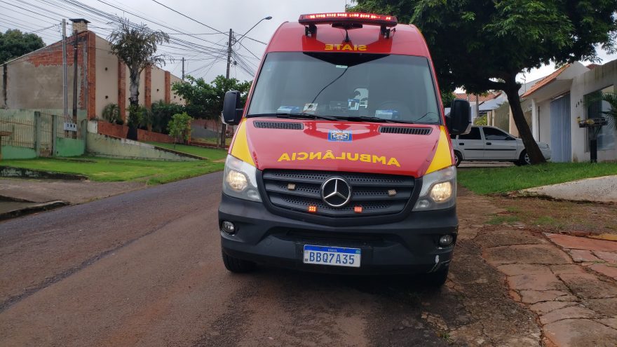 Com coluna travada, mulher é socorrida pelo Siate no Bairro Canadá